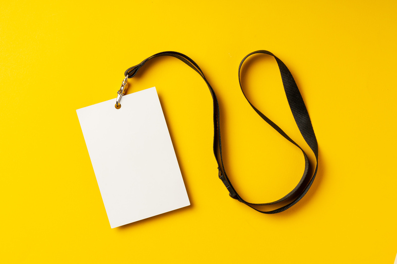 Crachá personalizado para evento corporativo: organização, segurança e fortalecimento da marca